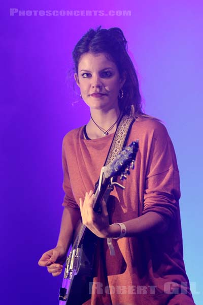 HINDS - 2015-10-31 - PARIS - Grande Halle de La Villette - 